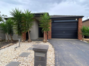 4 Beds-Whole House-Colonus Street-Kurunjang-Less than 30 minutes from Melbourne international airport